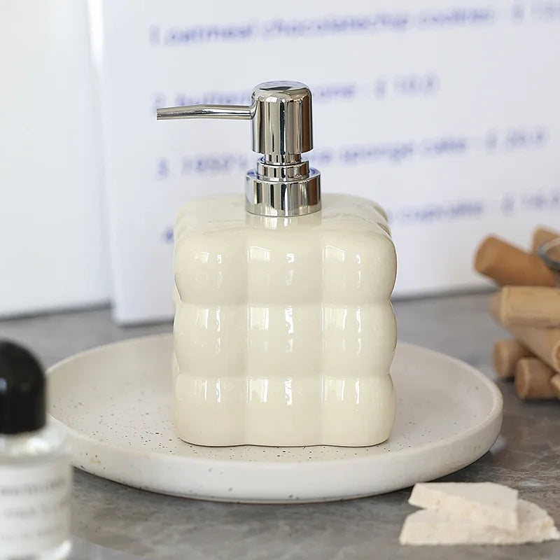 Kreative Keramik-Lotionflasche mit Druckpumpe – Badezimmerspender für Shampoo, Duschgel & Handdesinfektionsmittel Kaufschwan® Cremefarben 300ml