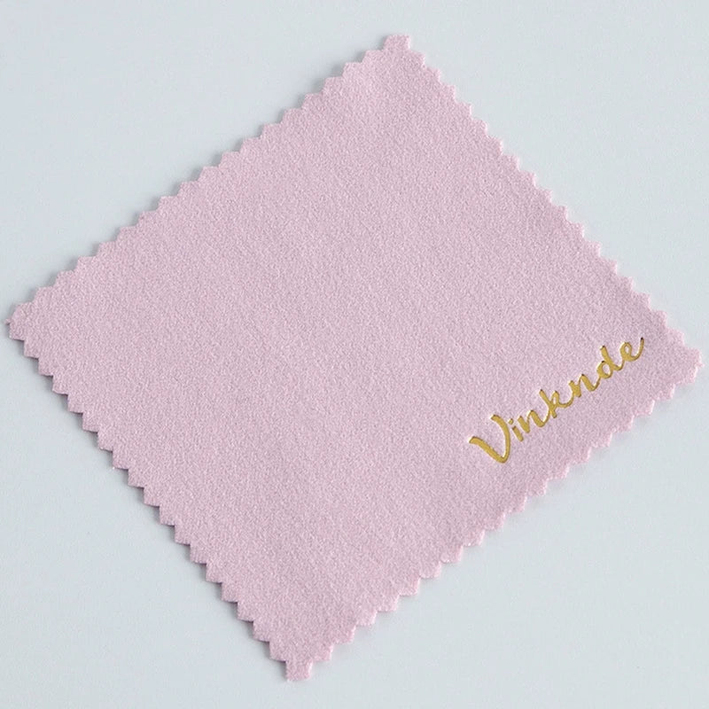 50 Stück Silber Poliertücher mit geprägtem Logo – 8×8cm Mikrofaser-Wildleder Stoff | Schmuckreiniger für Silber, Gold & Accessoires