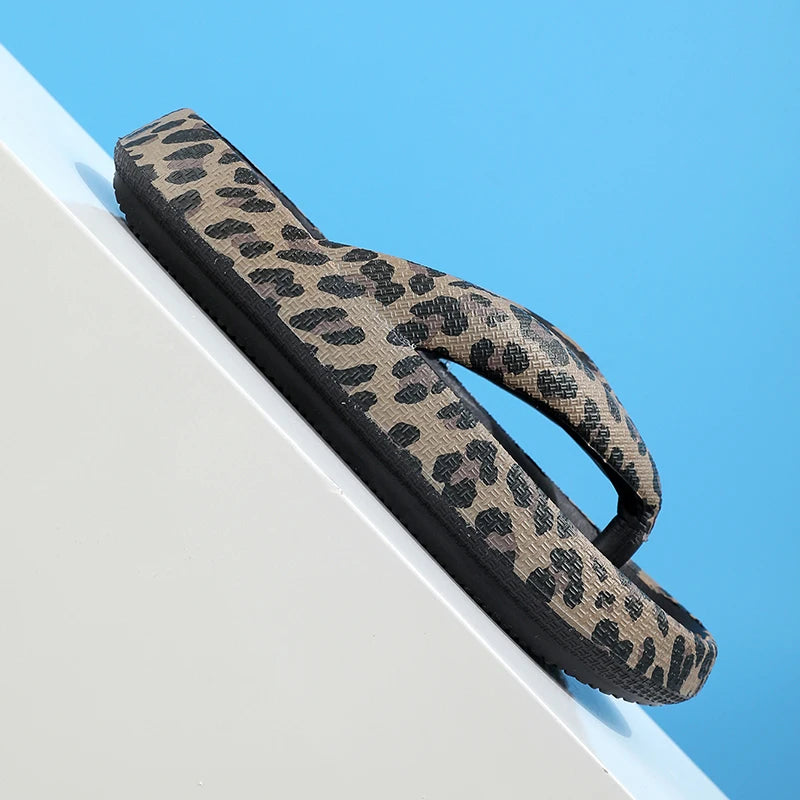 Damen Sommer Flip-Flops mit Leopardenmuster | Weiche Dicksohlen-Cloud-Slipper | Strandsandalen für Urlaub & Reisen Kaufschwan®