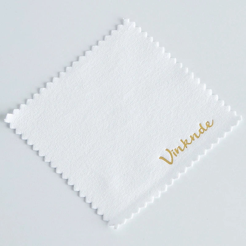 50 Stück Silber Poliertücher mit geprägtem Logo – 8×8cm Mikrofaser-Wildleder Stoff | Schmuckreiniger für Silber, Gold & Accessoires
