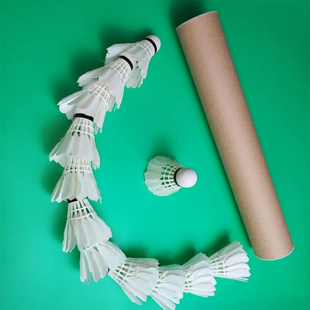 12 Stück Weiße Badminton Federbälle – Langlebige Trainings Federbälle für Profis & Freizeit | Stabile Flugbahn & Hochwertige Qualität Kaufschwan®