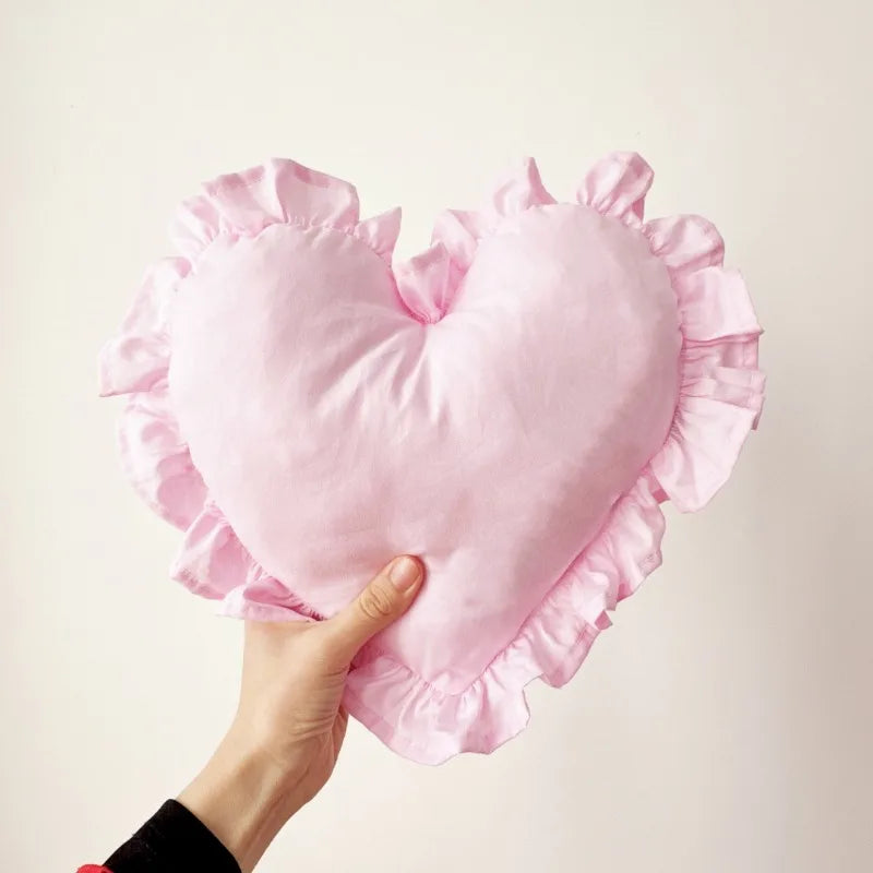 Romantisches Rosa Herz Satin Kissen | Ultra Weich mit Rüschenkante | Schlafzimmer, Wohnzimmer & Hochzeitsdeko Kaufschwan®