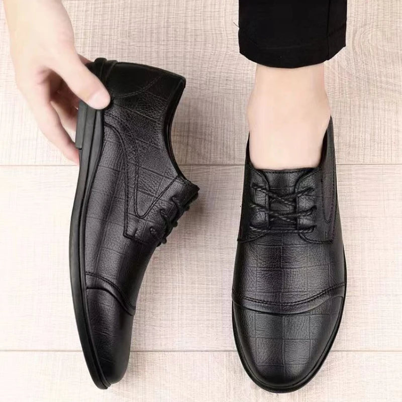 Herren Lederschuhe mit Spitzem Design – Schwarze Weiche Freizeitschuhe | Elegante Retro-Businessschuhe für Sommer & Alltag Kaufschwan®