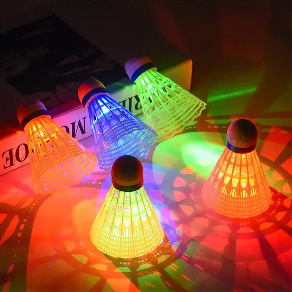 6 Stück LED Leucht Federbälle – Farbige Leuchtende Badmintonbälle für Indoor & Outdoor Spiele Kaufschwan®