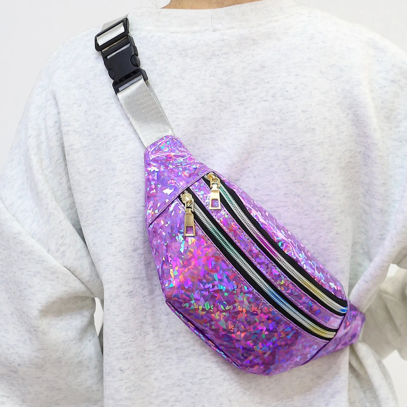 Holografische Damen Gürteltasche – Silber & Schwarzes Geometrisches Muster | Laser Hüfttasche Crossbody Brusttasche für Handy & Reisen Kaufschwan®
