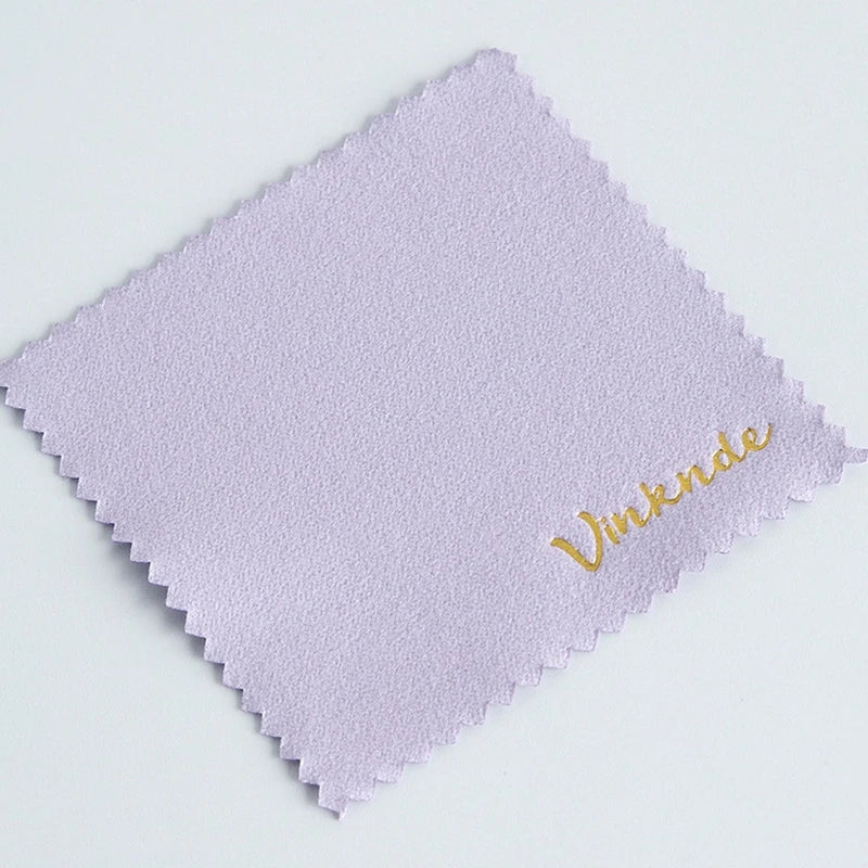 50 Stück Silber Poliertücher mit geprägtem Logo – 8×8cm Mikrofaser-Wildleder Stoff | Schmuckreiniger für Silber, Gold & Accessoires