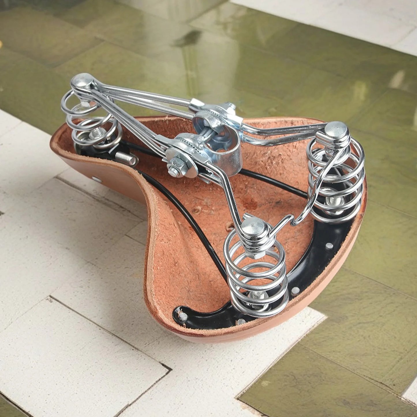 Brauner Vintage Fahrradsattel – Klassischer Kuhleder Sattel mit Federn | Retro Komfortsattel für City- & Rennräder Kaufschwan®