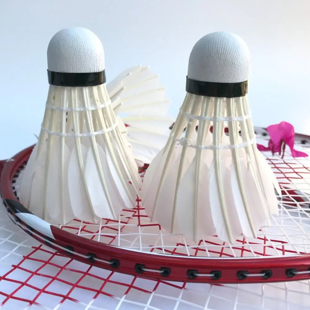 12 Stück Weiße Badminton Federbälle – Langlebige Trainings Federbälle für Profis & Freizeit | Stabile Flugbahn & Hochwertige Qualität Kaufschwan®