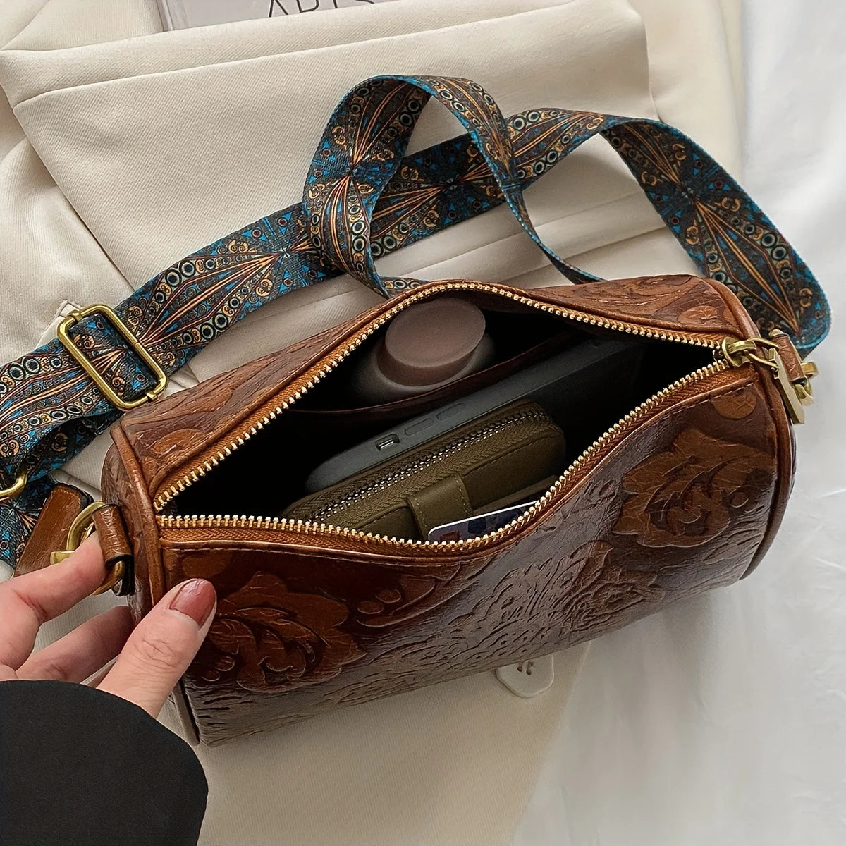 Retro Bestickte Blumen Leder Schultertasche – Klassische Zylinder Crossbody Handtasche für Damen | Alltag, Arbeit & Party Kaufschwan®