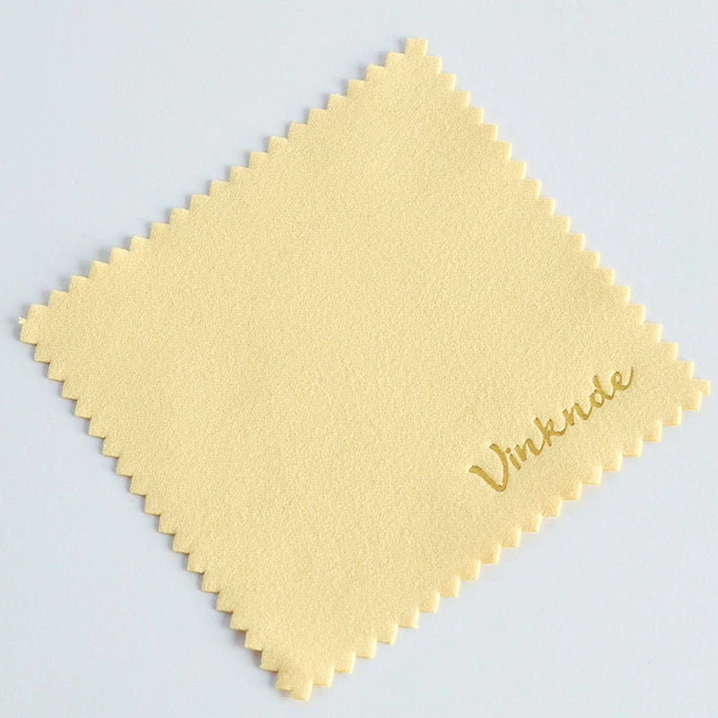 50 Stück Silber Poliertücher mit geprägtem Logo – 8×8cm Mikrofaser-Wildleder Stoff | Schmuckreiniger für Silber, Gold & Accessoires