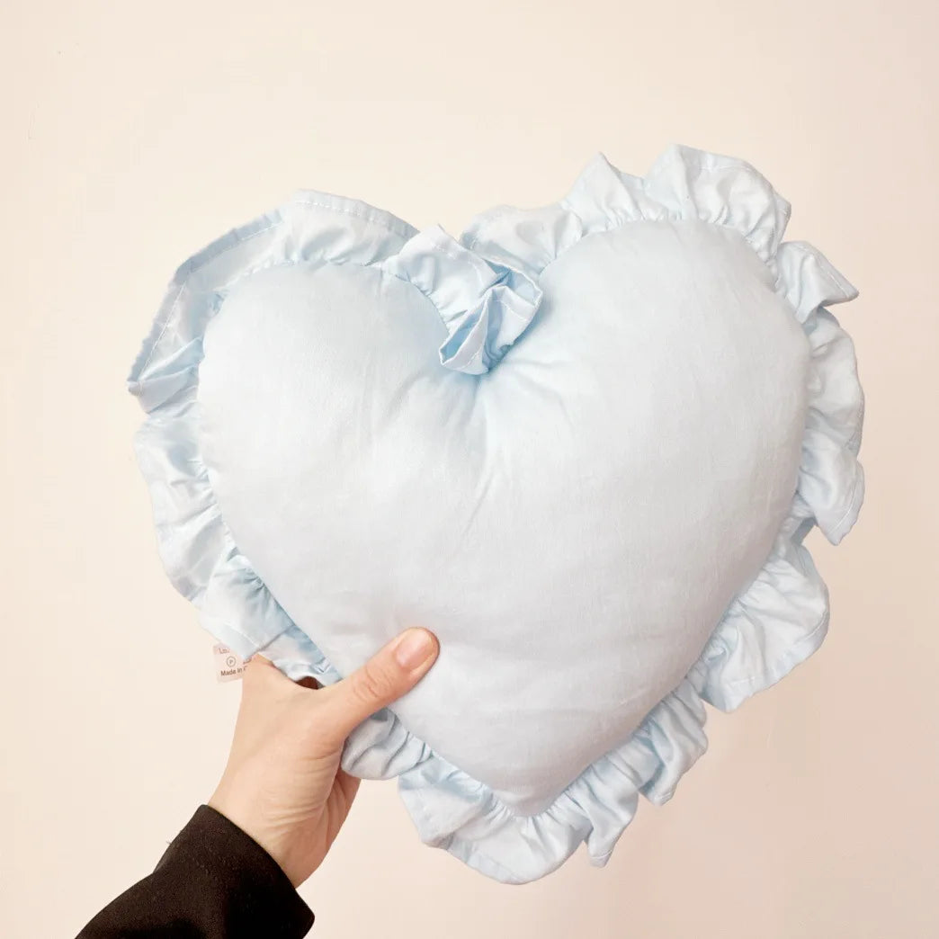 Romantisches Rosa Herz Satin Kissen | Ultra Weich mit Rüschenkante | Schlafzimmer, Wohnzimmer & Hochzeitsdeko Kaufschwan®