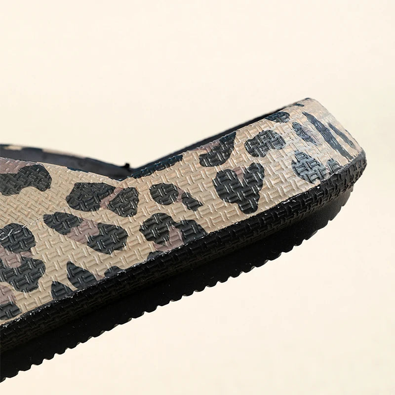 Damen Sommer Flip-Flops mit Leopardenmuster | Weiche Dicksohlen-Cloud-Slipper | Strandsandalen für Urlaub & Reisen Kaufschwan®