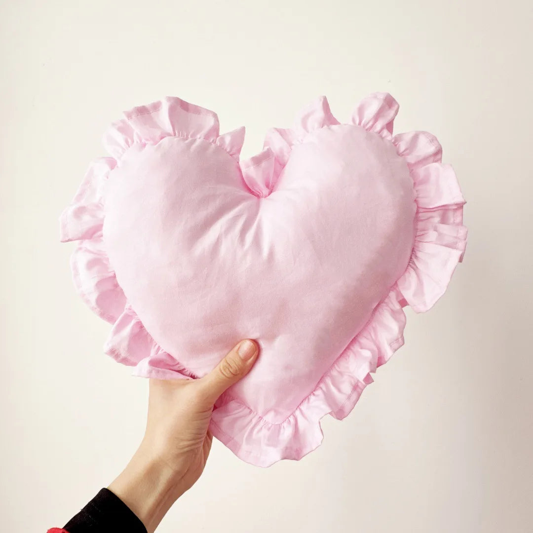 Romantisches Rosa Herz Satin Kissen | Ultra Weich mit Rüschenkante | Schlafzimmer, Wohnzimmer & Hochzeitsdeko Kaufschwan®