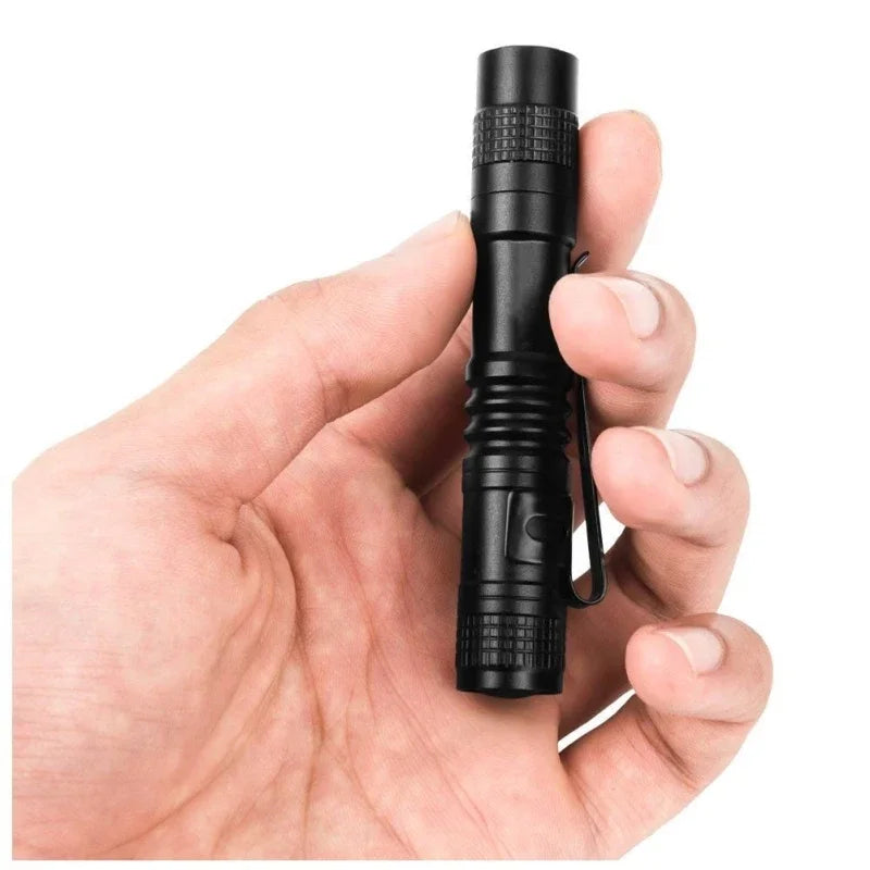 Mini Tragbare LED-Stiftlampe – Taschenlampe mit AAA-Batterie & Clip | Kompakte Outdoor- & Notfall-Beleuchtung Kaufschwan®