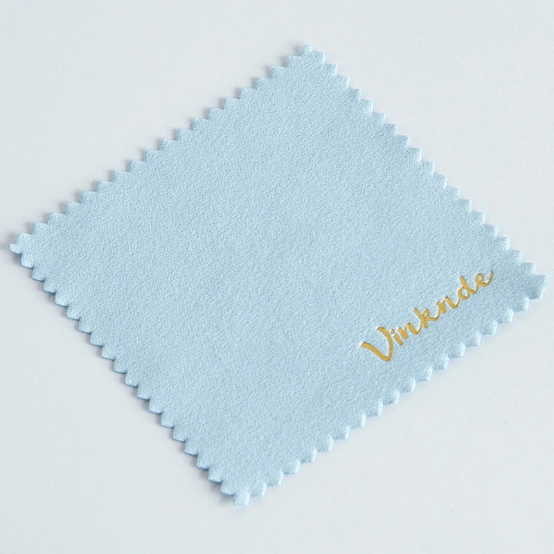 50 Stück Silber Poliertücher mit geprägtem Logo – 8×8cm Mikrofaser-Wildleder Stoff | Schmuckreiniger für Silber, Gold & Accessoires