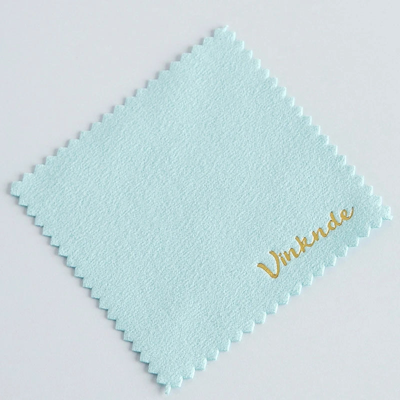 50 Stück Silber Poliertücher mit geprägtem Logo – 8×8cm Mikrofaser-Wildleder Stoff | Schmuckreiniger für Silber, Gold & Accessoires