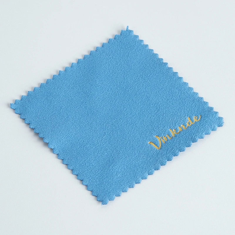 50 Stück Silber Poliertücher mit geprägtem Logo – 8×8cm Mikrofaser-Wildleder Stoff | Schmuckreiniger für Silber, Gold & Accessoires