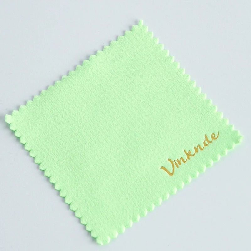 50 Stück Silber Poliertücher mit geprägtem Logo – 8×8cm Mikrofaser-Wildleder Stoff | Schmuckreiniger für Silber, Gold & Accessoires