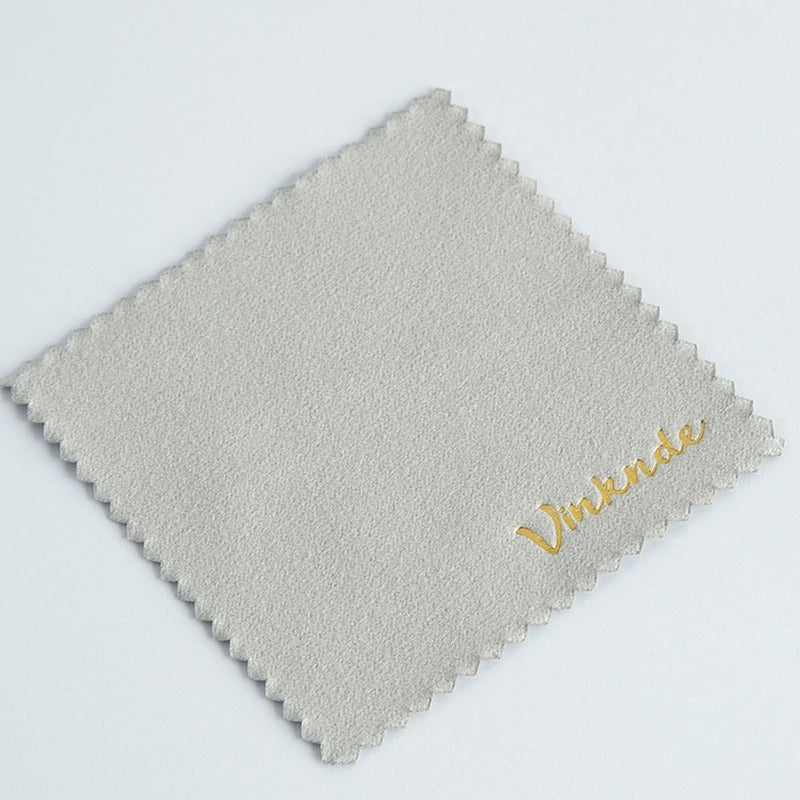 50 Stück Silber Poliertücher mit geprägtem Logo – 8×8cm Mikrofaser-Wildleder Stoff | Schmuckreiniger für Silber, Gold & Accessoires