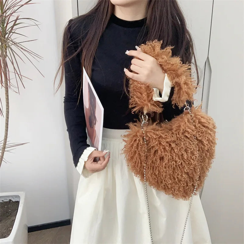 Herzförmige Plüsch Crossbody Tasche – Süße Love Kunstfell Damen Schultertasche & Flauschige Unterarm Handtasche