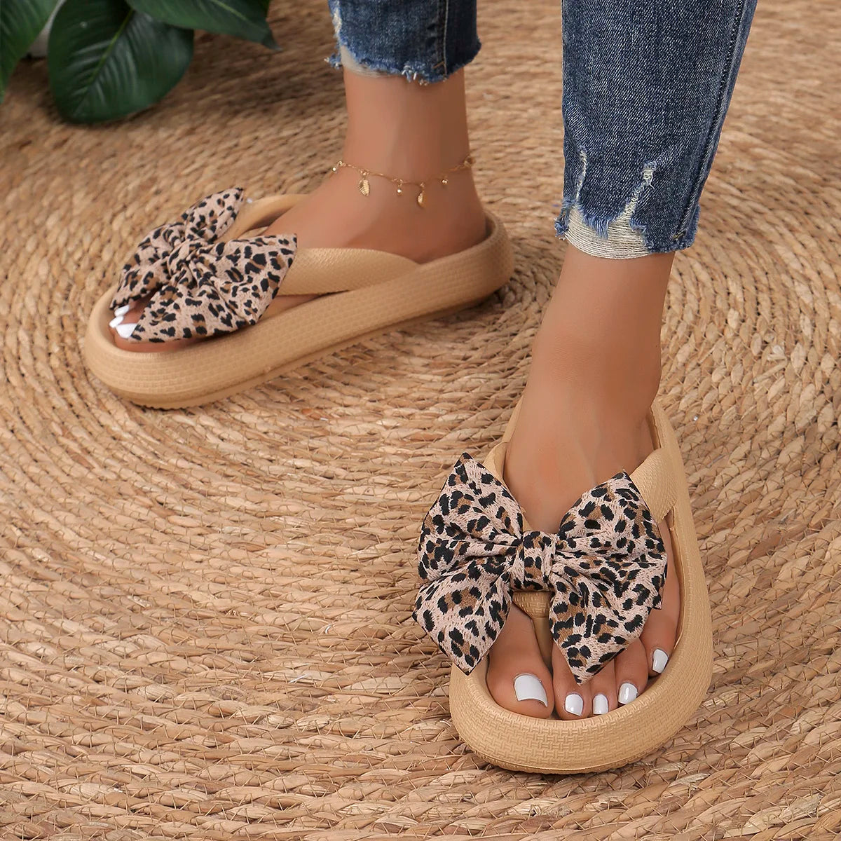 Damen Sommer Flip-Flops mit Leopardenmuster & Schleife | Weiche Dicksohlen-Cloud-Slipper | Strand- & Urlaubssandalen Kaufschwan®