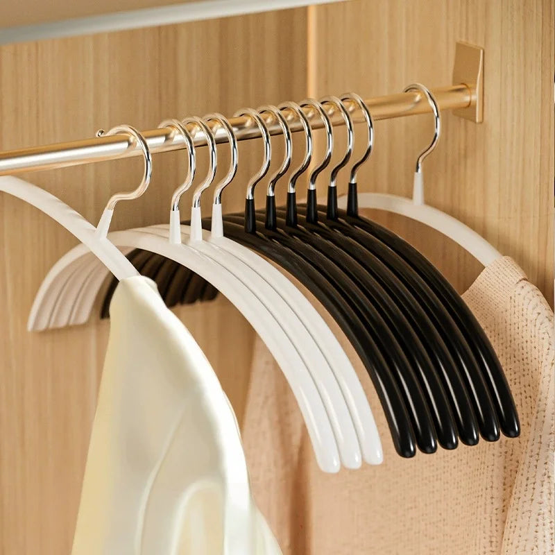 Kleiderbügel im Alltag – Warum sie für Ordnung und gepflegte Kleidung unverzichtbar sind