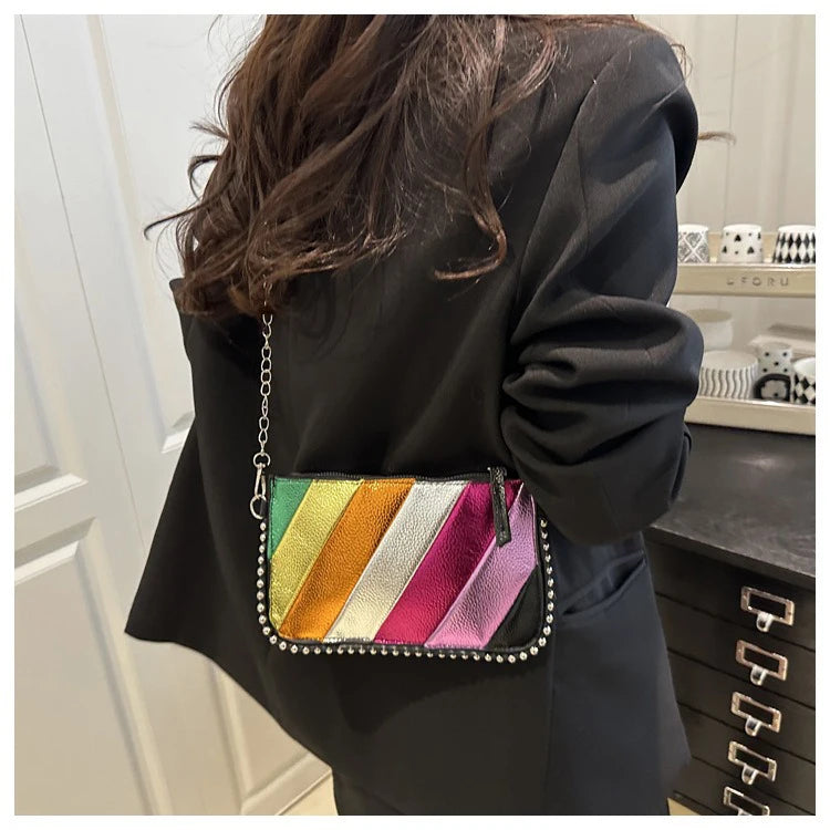 Regenbogen Gestreifte Damen Tasche – Leichte Ketten Crossbody, Schulter & Clutch Handtasche | Modische Handy Tasche Kaufschwan®