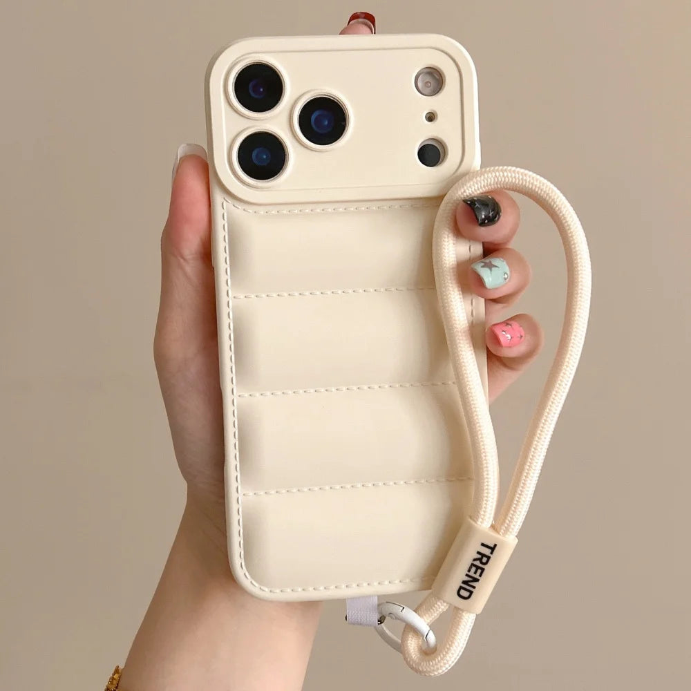 Silikonhülle in Daunenjacken-Optik mit Handgelenkschlaufe für iPhone 18 Pro & iPhone 18 Pro Max – Weiche Hülle mit Kameraschutz Kaufschwan®