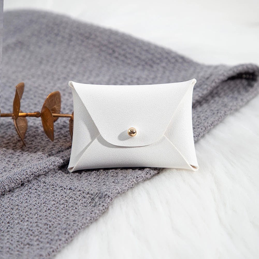 100 Stück Silberne Schmuckbeutel mit Logo – 10x7cm Lederbeutel mit Kordelzug | Für Ohrringe, Ringe, Halsketten, Münzen & Schlüsselanhänger