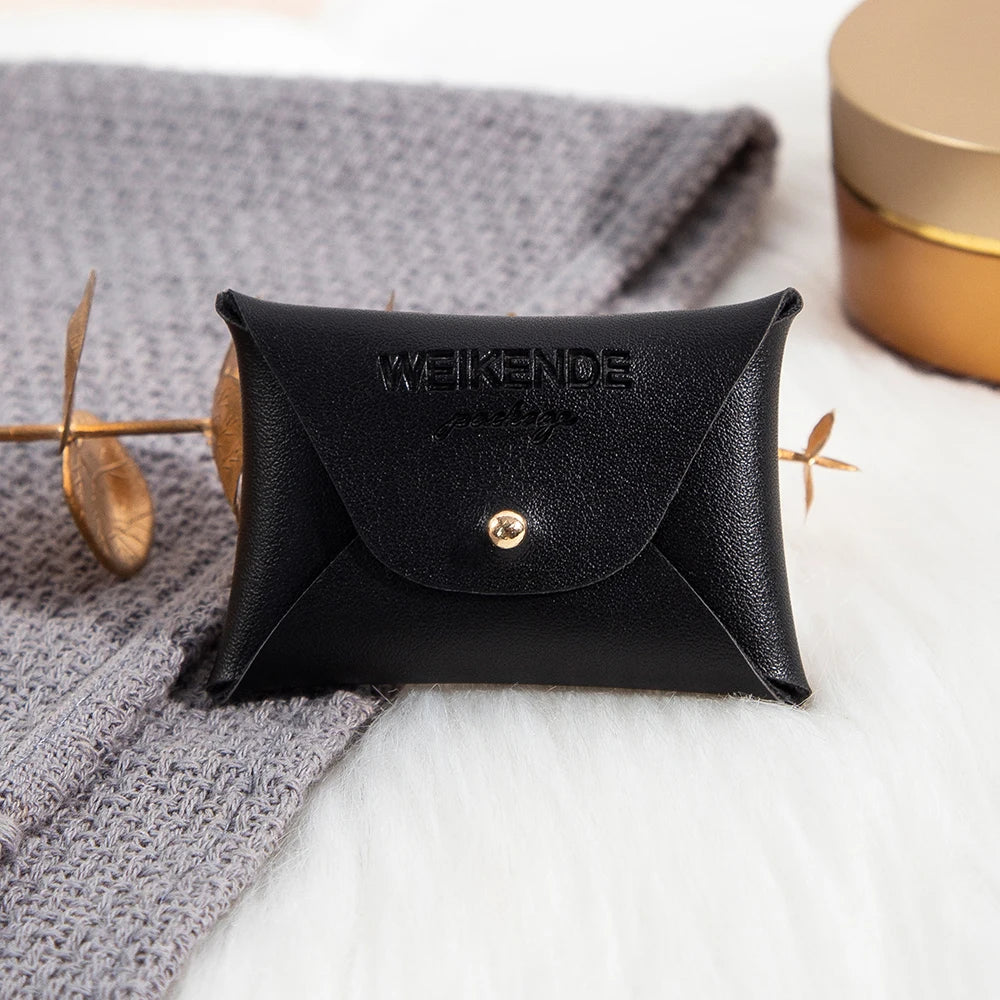 100 Stück Silberne Schmuckbeutel mit Logo – 10x7cm Lederbeutel mit Kordelzug | Für Ohrringe, Ringe, Halsketten, Münzen & Schlüsselanhänger