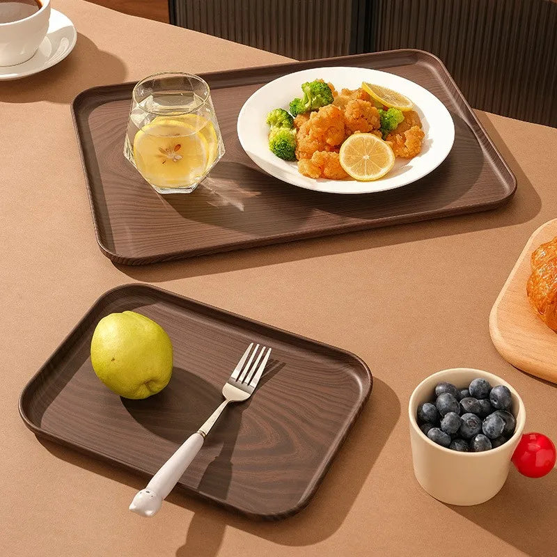 Rechteckiges Kunststoff-Serviertablett in Holzoptik – Multifunktionales Tablett für Haushalt & Gewerbe, Wasserbecher, Kuchen & Desserts