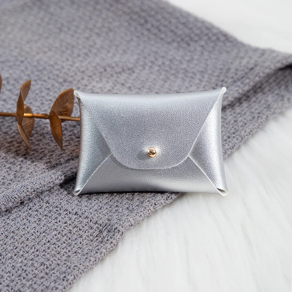 100 Stück Silberne Schmuckbeutel mit Logo – 10x7cm Lederbeutel mit Kordelzug | Für Ohrringe, Ringe, Halsketten, Münzen & Schlüsselanhänger