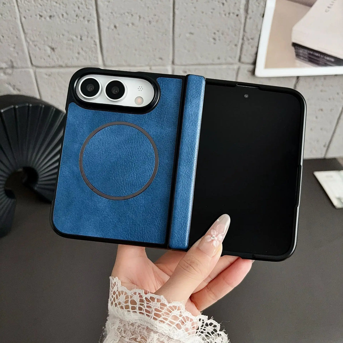 Hochwertige Magnetische Schutzhülle in Lederoptik für iPhone Duo 5G 2026 – MagSafe-Kompatible Rundumschutzhülle mit Scharnier- und Stoßschutz Kaufschwan® Blau iPhone Duo