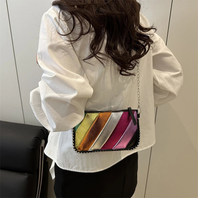 Regenbogen Gestreifte Damen Tasche – Leichte Ketten Crossbody, Schulter & Clutch Handtasche | Modische Handy Tasche Kaufschwan®