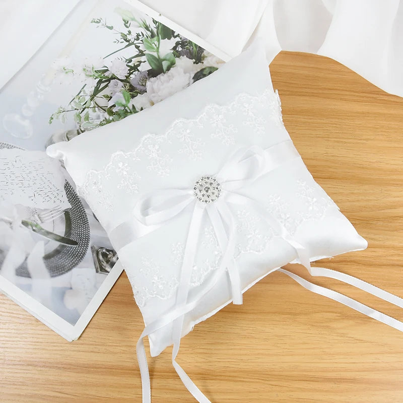 Ringkissen mit Schleife und Perlen – Elegantes Weißes Hochzeitskissen Kaufschwan®