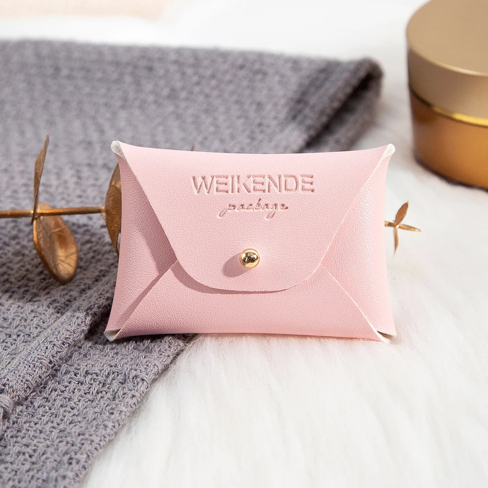 100 Stück Silberne Schmuckbeutel mit Logo – 10x7cm Lederbeutel mit Kordelzug | Für Ohrringe, Ringe, Halsketten, Münzen & Schlüsselanhänger