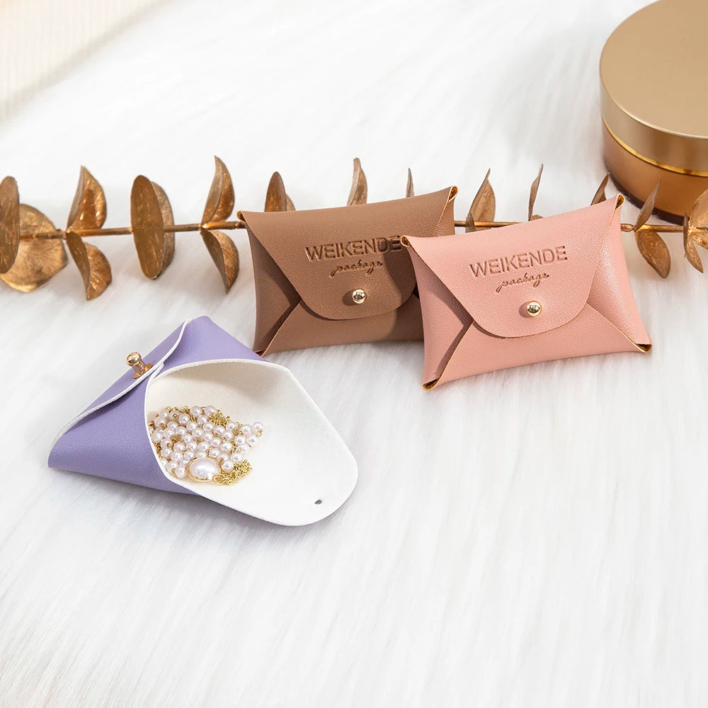 100 Stück Silberne Schmuckbeutel mit Logo – 10x7cm Lederbeutel mit Kordelzug | Für Ohrringe, Ringe, Halsketten, Münzen & Schlüsselanhänger