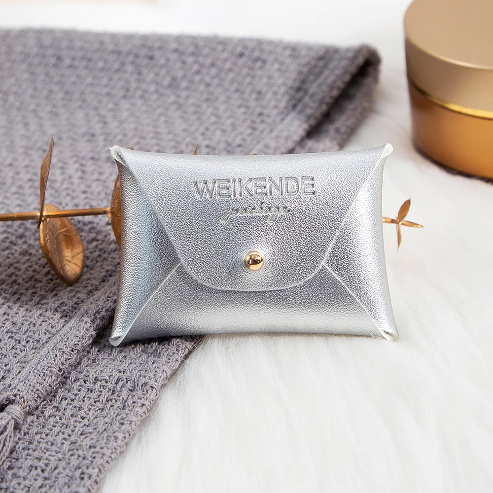100 Stück Silberne Schmuckbeutel mit Logo – 10x7cm Lederbeutel mit Kordelzug | Für Ohrringe, Ringe, Halsketten, Münzen & Schlüsselanhänger