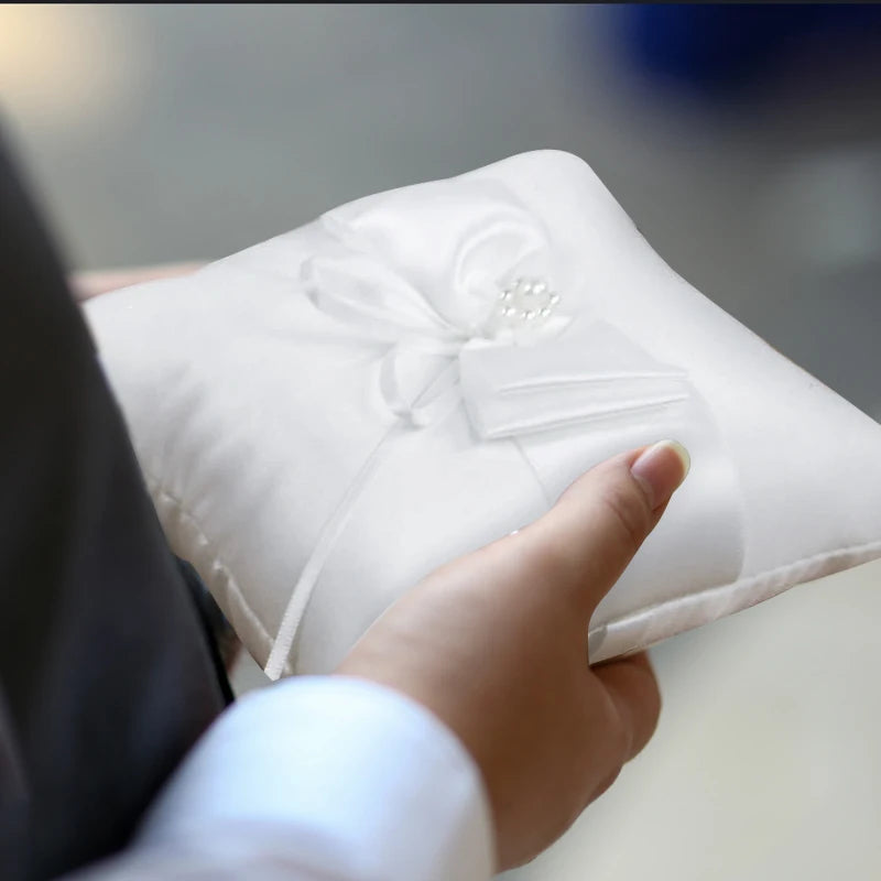 Ringkissen mit Schleife und Perlen – Elegantes Weißes Hochzeitskissen Kaufschwan®