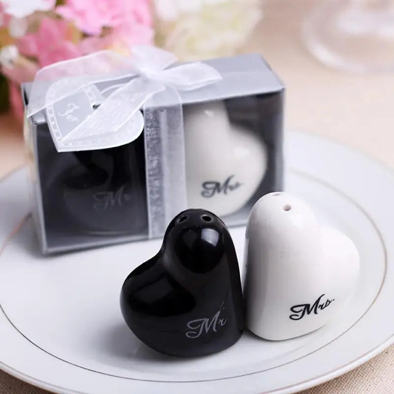 Mr. & Mrs. Keramik Salz- & Pfefferstreuer – Kreatives Rund + Würfel Design | Hochzeit & Party Geschenkset Küchen Deko Kaufschwan®