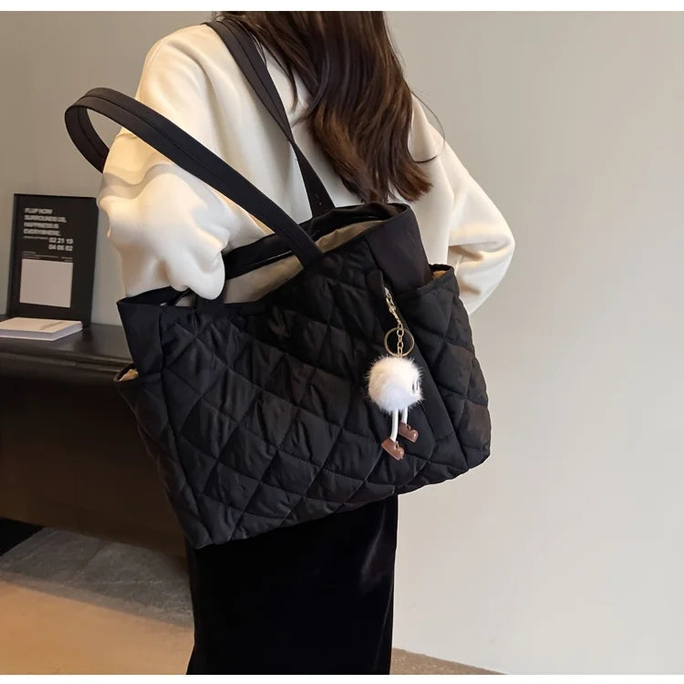 Schwarze Quilted Handtasche mit Großer Kapazität – Schultertasche im Karo-Design mit Mehreren Fächern & Plüsch Anhänger Kaufschwan®