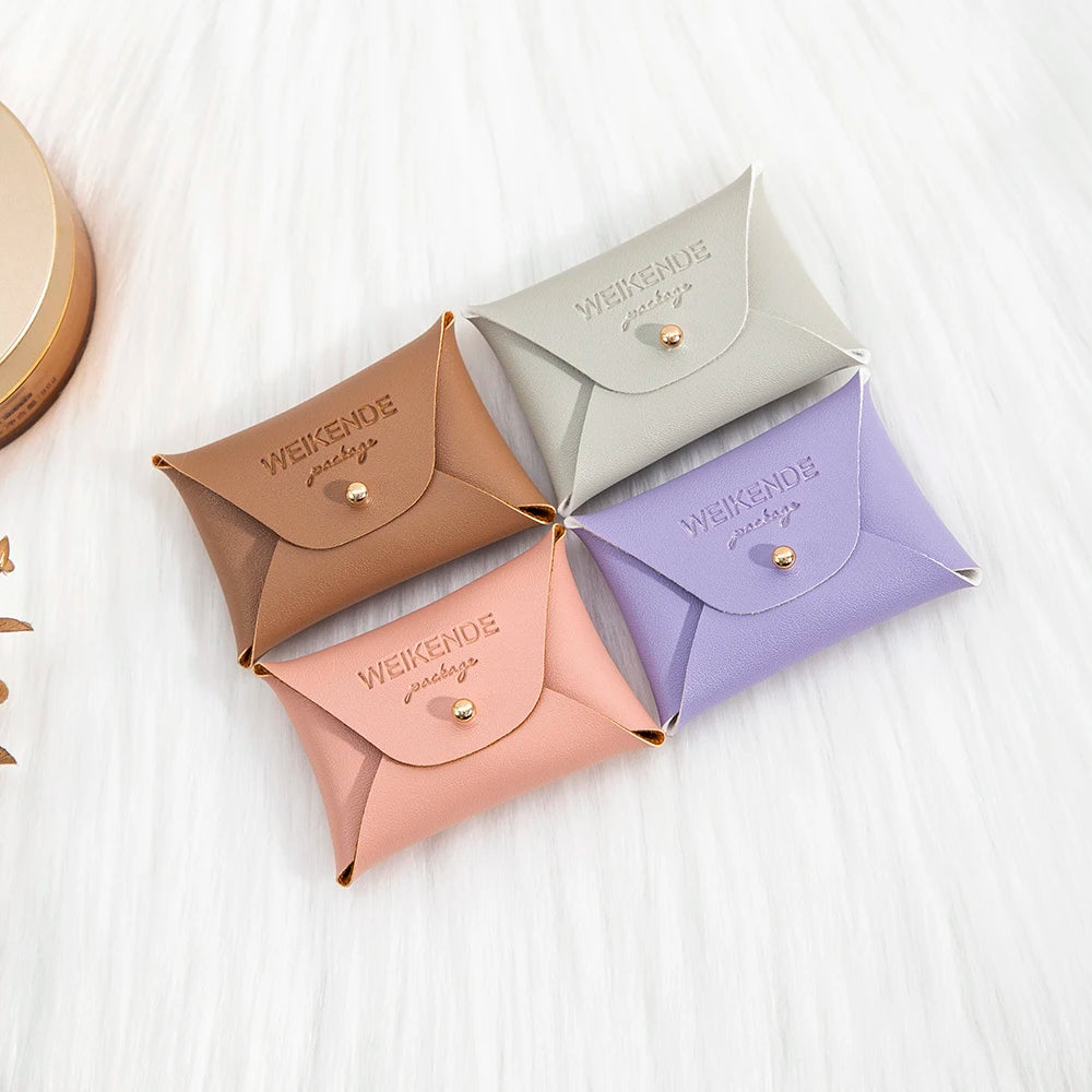 100 Stück Silberne Schmuckbeutel mit Logo – 10x7cm Lederbeutel mit Kordelzug | Für Ohrringe, Ringe, Halsketten, Münzen & Schlüsselanhänger