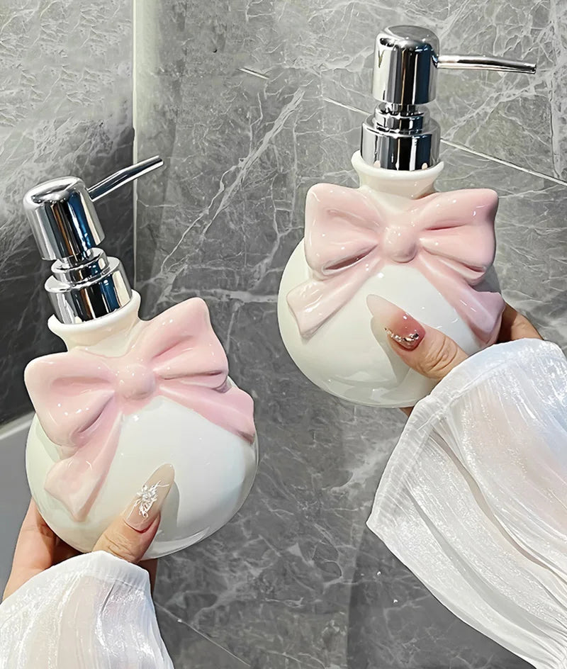 Nachfüllbarer Seifenspender mit Schleifen-Design – Separate Flaschen für Shampoo & Conditioner fürs Badezimmer Kaufschwan®