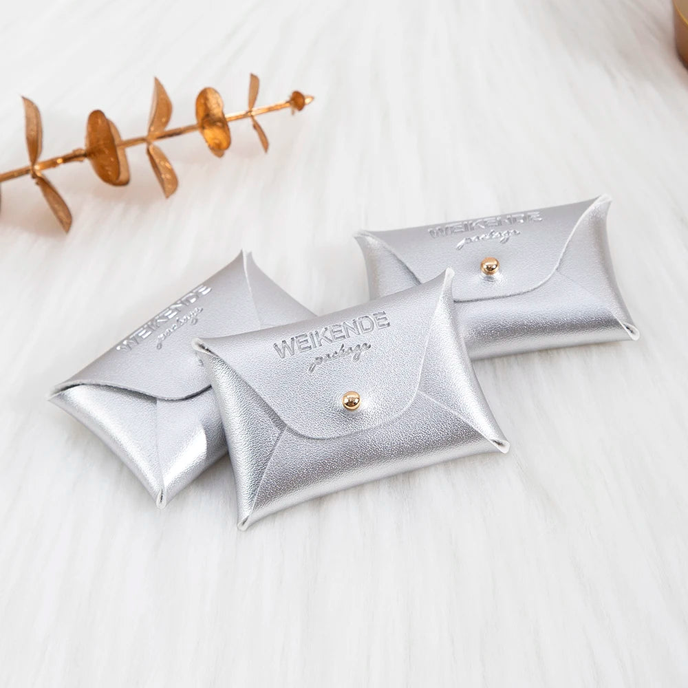 100 Stück Silberne Schmuckbeutel mit Logo – 10x7cm Lederbeutel mit Kordelzug | Für Ohrringe, Ringe, Halsketten, Münzen & Schlüsselanhänger