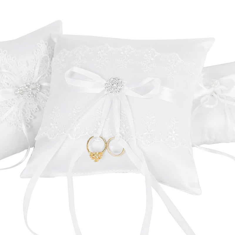 Ringkissen mit Schleife und Perlen – Elegantes Weißes Hochzeitskissen Kaufschwan®