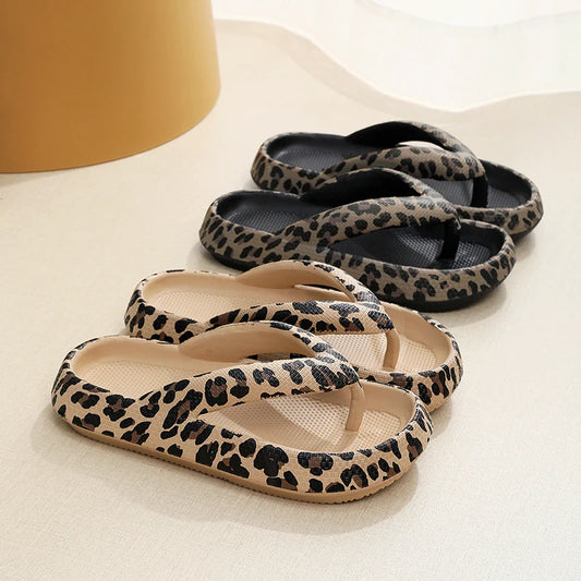 Damen Sommer Flip-Flops mit Leopardenmuster | Weiche Dicksohlen-Cloud-Slipper | Strandsandalen für Urlaub & Reisen