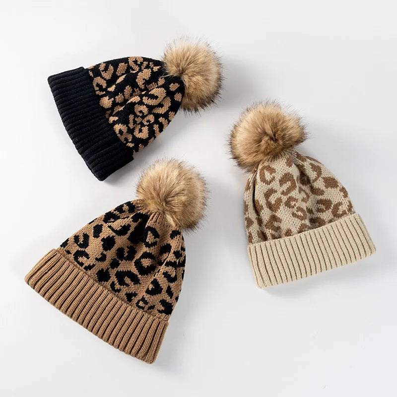 Leopardenmuster Strickmütze – Wollmütze mit Umschlagkante & Bommel | Dicke Herbst & Winter Beanie für Damen & Herren Beschreibung: Kaufschwan®