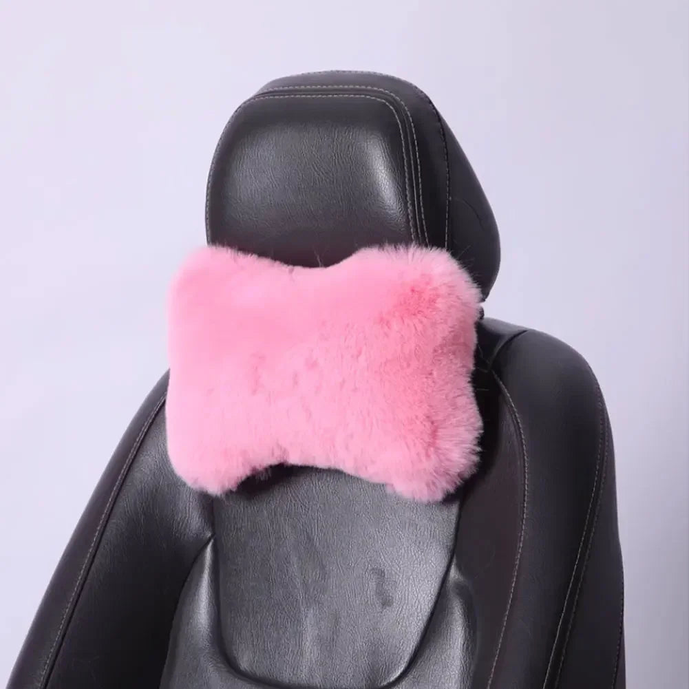 Winter Plüsch Nackenstützkissen fürs Auto – Universelles Kopfstützen- & Lendenkissen für Wärme & Komfort Kaufschwan® Rosa