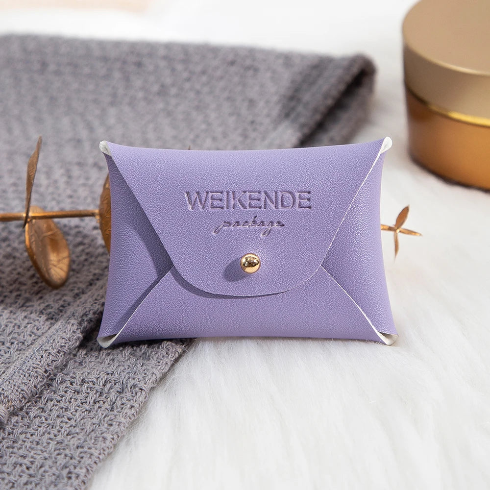 100 Stück Silberne Schmuckbeutel mit Logo – 10x7cm Lederbeutel mit Kordelzug | Für Ohrringe, Ringe, Halsketten, Münzen & Schlüsselanhänger