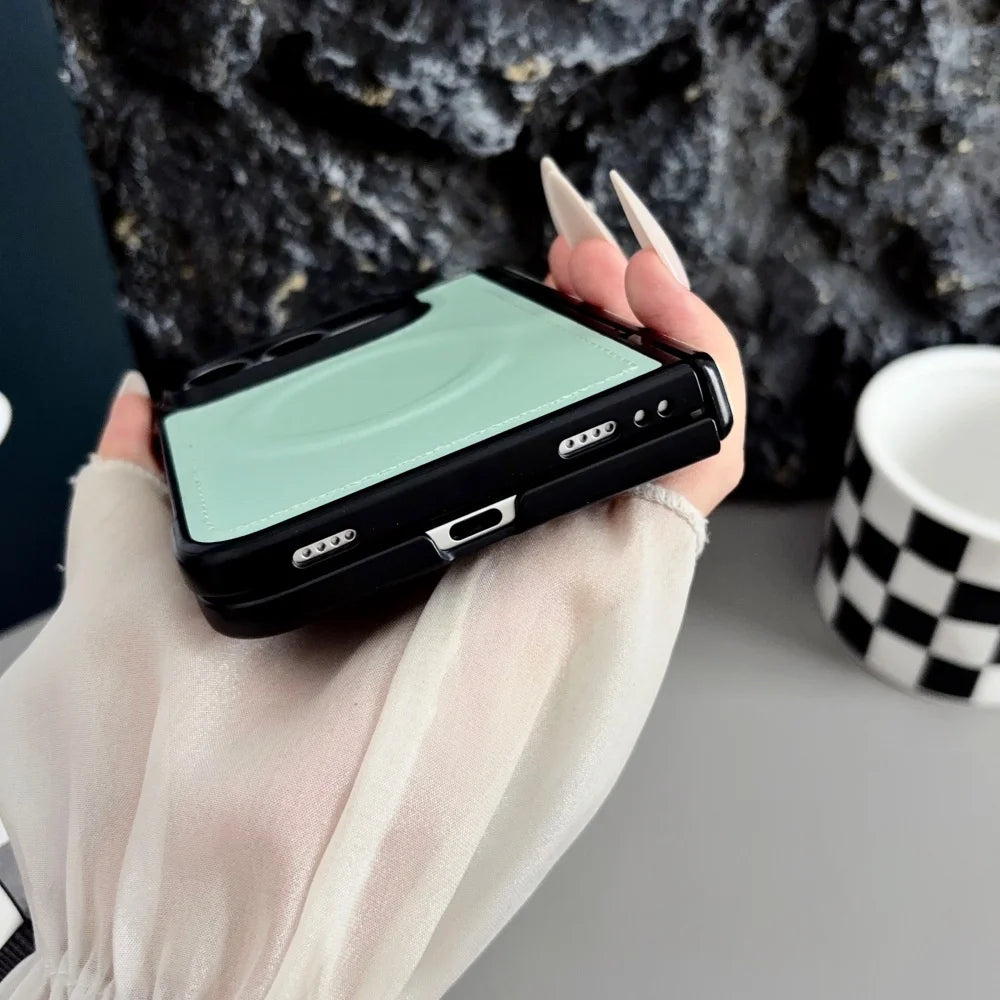 Luxuriöse Matte Lederhülle für iPhone Duo 18 Fold – Magnetische MagSafe-Kompatible Schutzhülle mit Kabellosem Laden und Stoßschutz Kaufschwan®